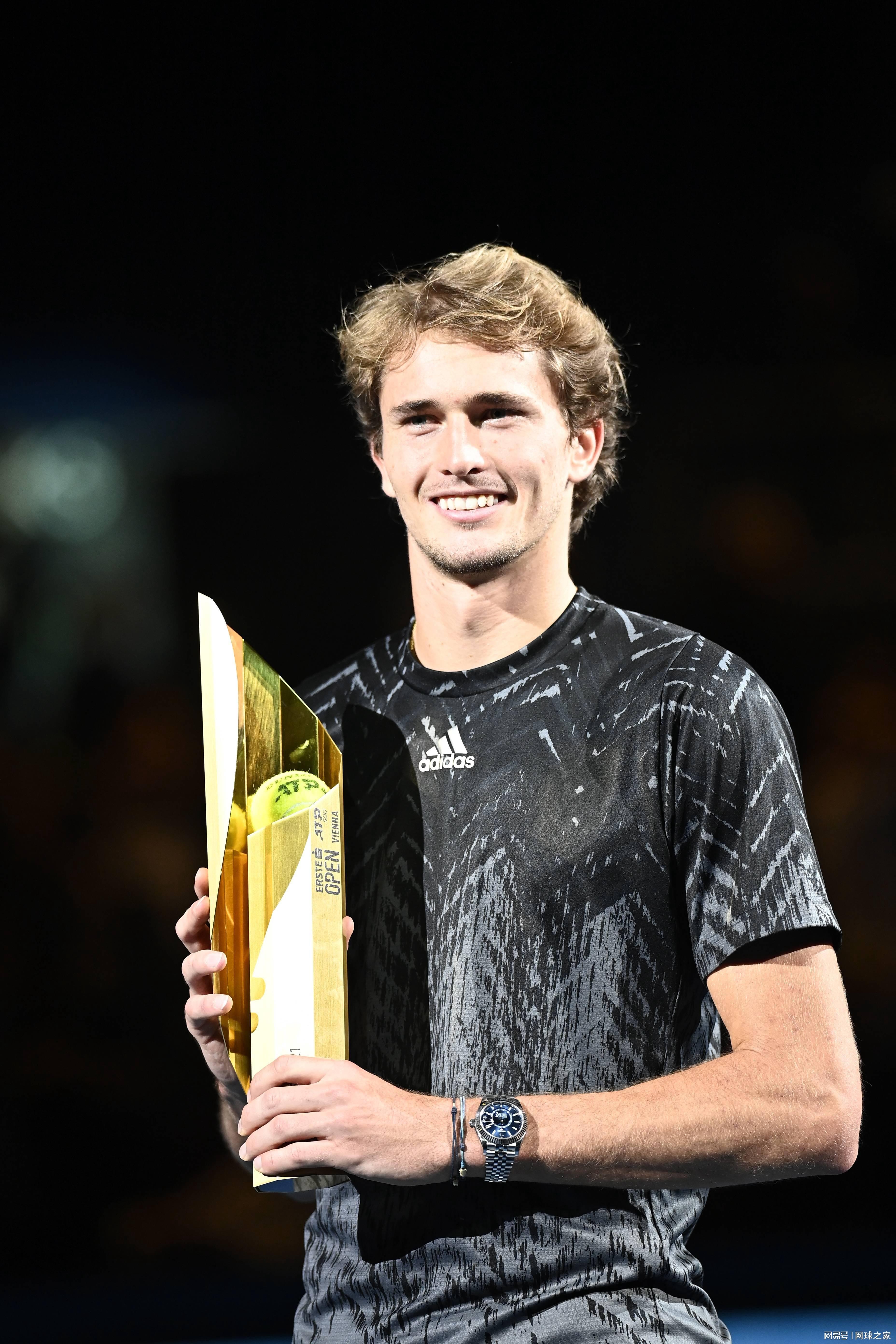 成为首位获, 得大师赛冠