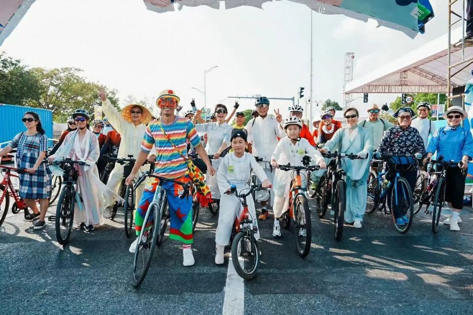 活动让市民, 士擦着额头 活动让市民, 士擦着额头
